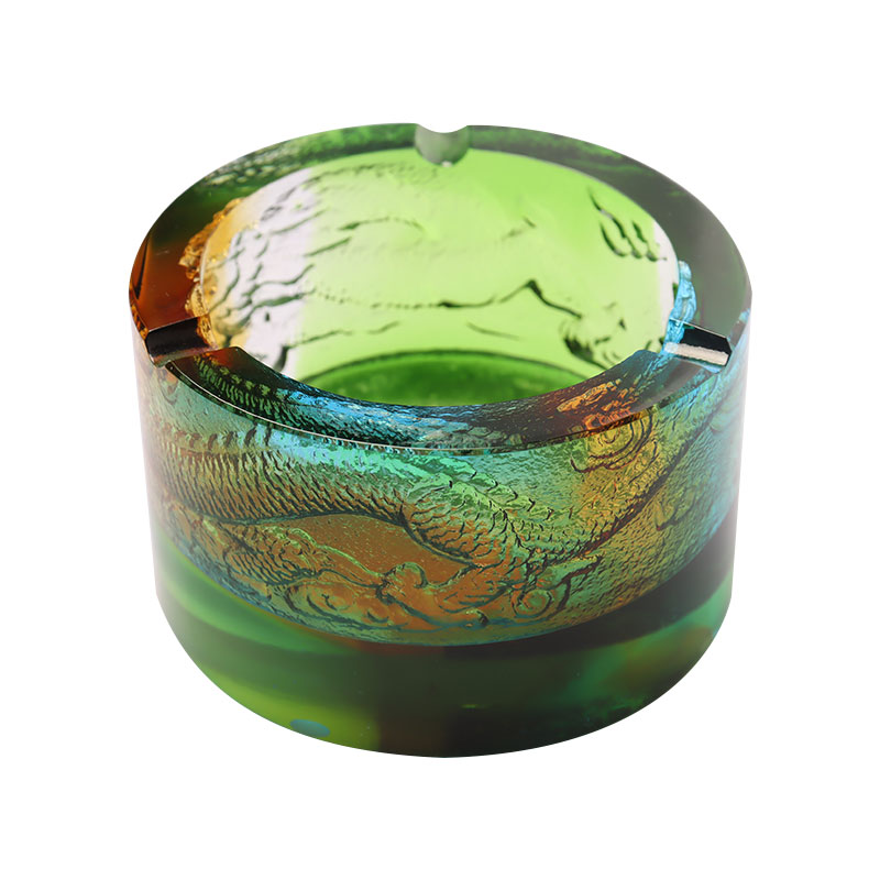 Cenicero de cristal con estampado de dragón salido del mar.