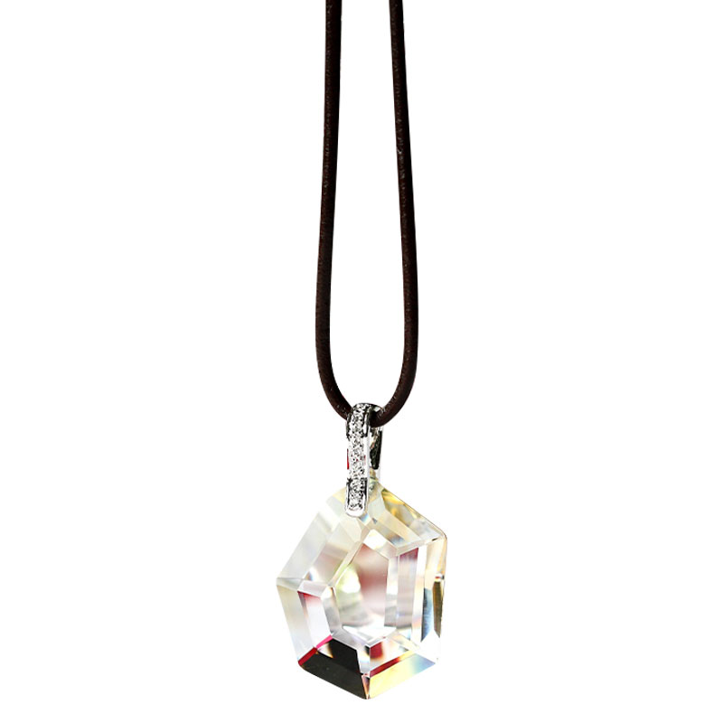 Collar de color plateado con montaje de patrón colgante de vidrio.