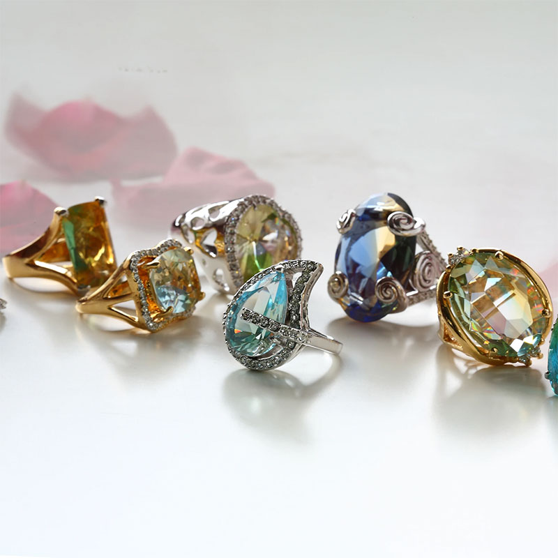 Anillo con cristal tallado en forma de lágrima