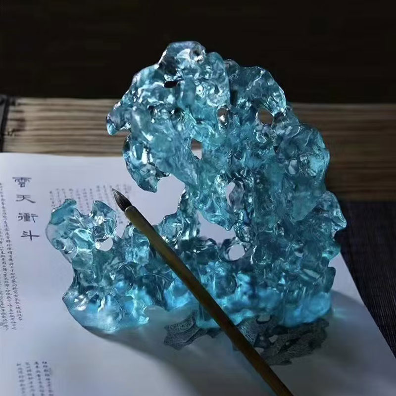 Adornos de cristal de color azul en forma de roca.