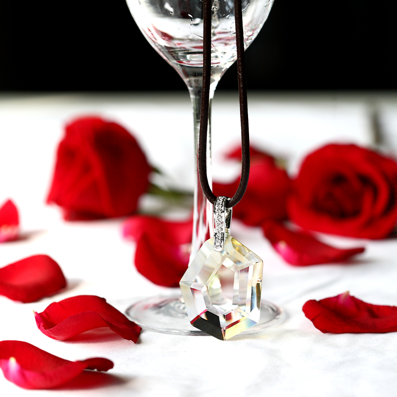 Collar de color plateado con montaje de patrón colgante de vidrio.