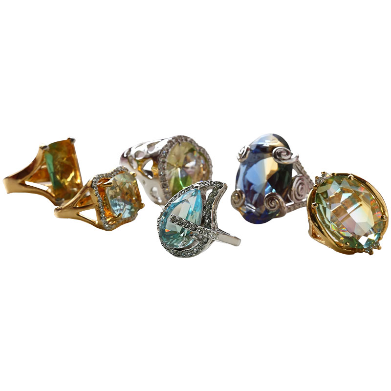 Anillo con cristal tallado en forma de lágrima