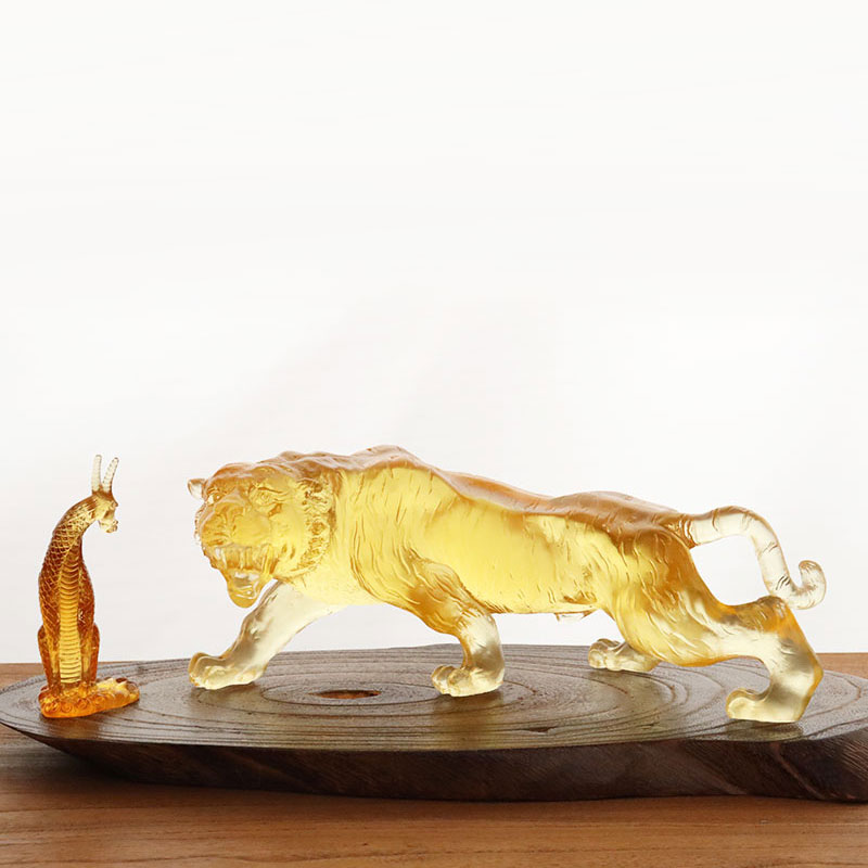 Adornos de tigre esmaltados de color dorado.