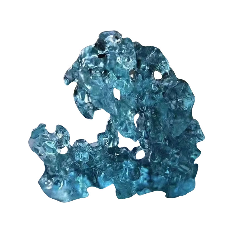 Adornos de cristal de color azul en forma de roca.