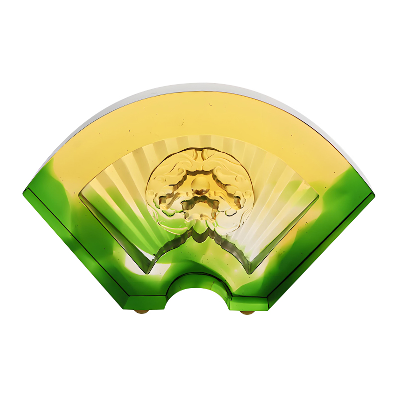 Adornos chinos de vidrio esmaltado en forma de abanico.