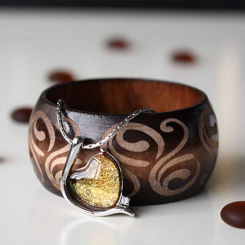 Elegante pulsera color plata con incrustaciones de colgante de cristal.