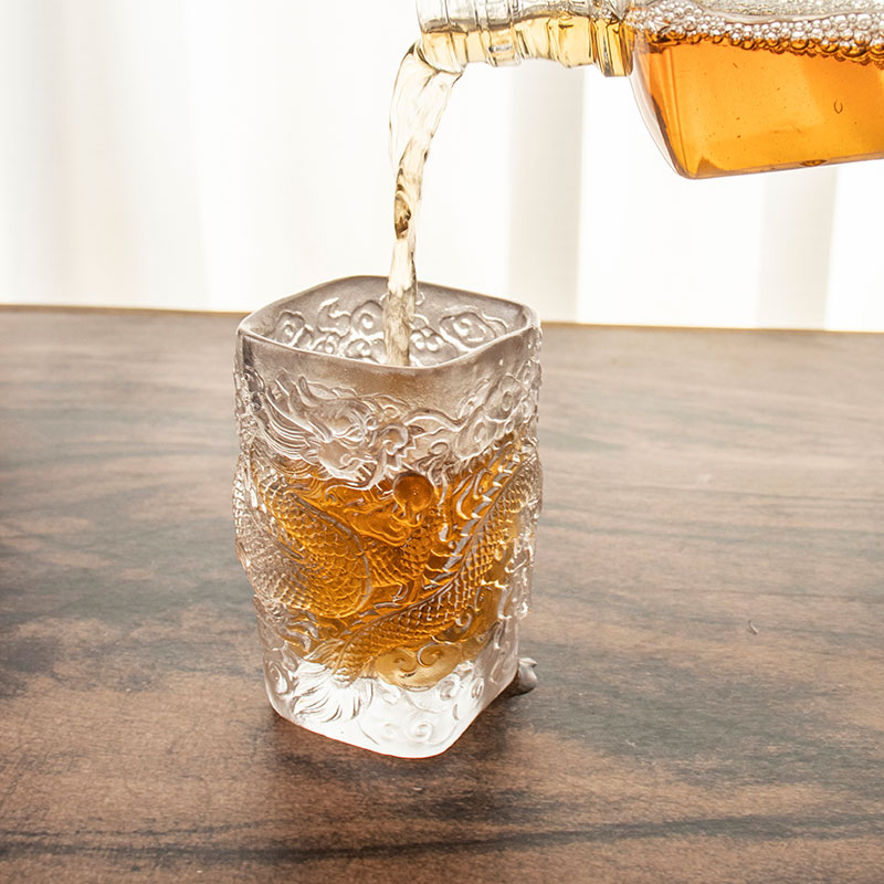 Taza de té de copa de vino de cristal con relieve de dragón antiguo