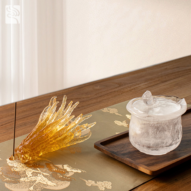 Porta incienso de cristal color dorado con forma de mano