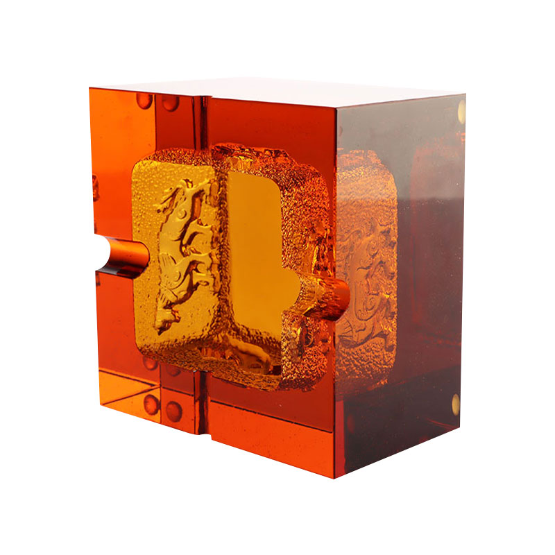 Cenicero de cristal rojo con exquisitos estampados de animales en relieve.