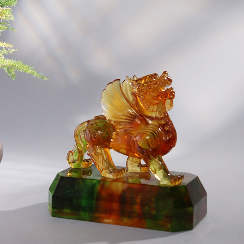 Adornos de bestia esmaltados de colores cristalinos.