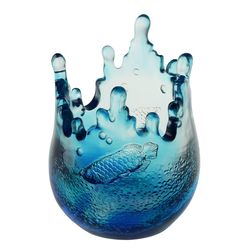 Adornos de cristalería azul grabados con motivos de peces.