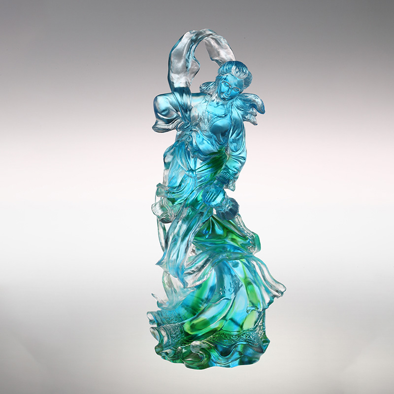 Adornos con figuras de vidrio de hibisco y cielo nuboso