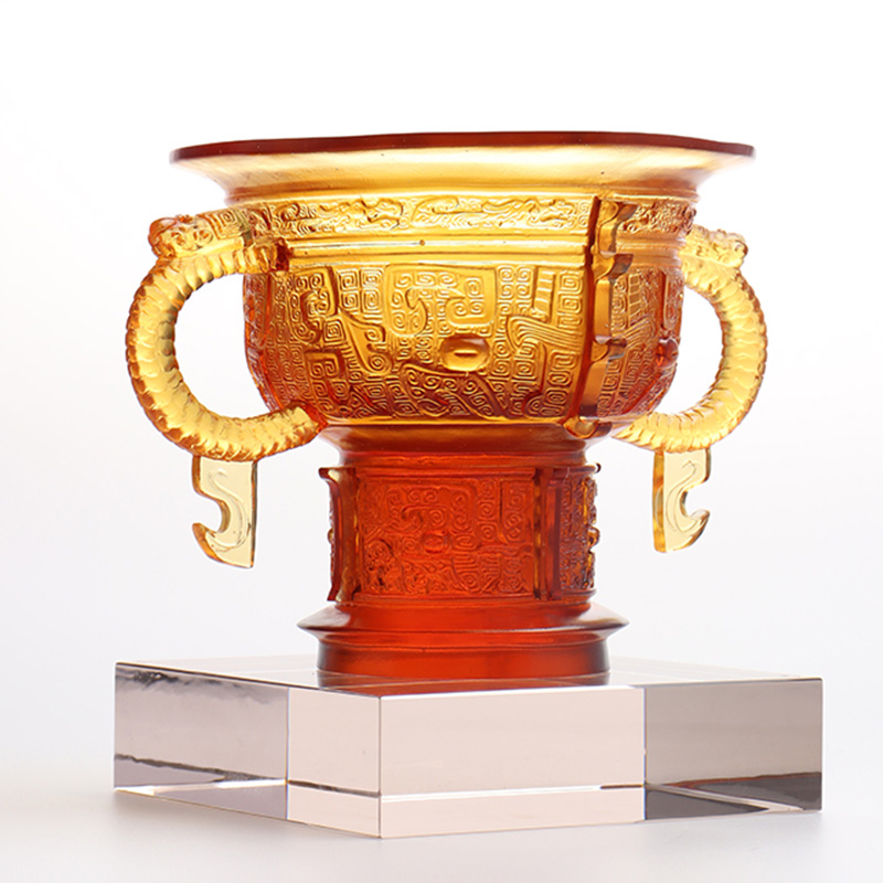 Trípode chino con mango de orejas de dragón y diseño de espinas