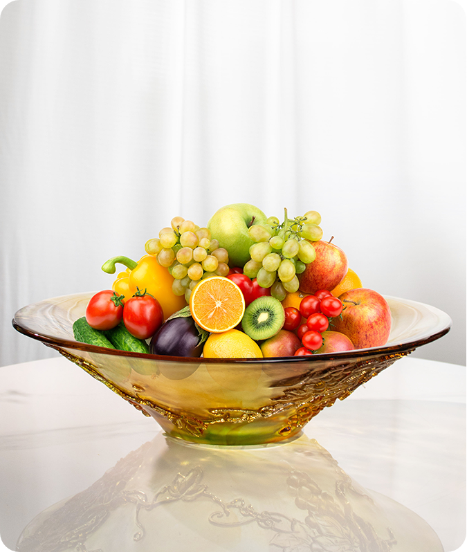 Un recipiente de vidrio de boca ancha cargado de frutas